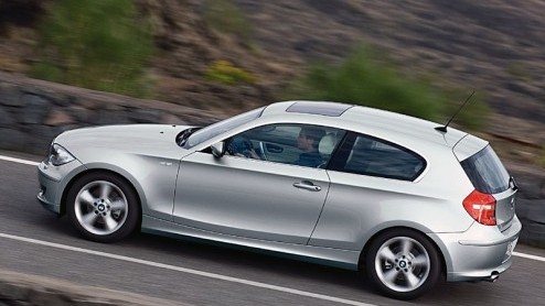 En daar zijn dan de officile fotos van de vernieuwde BMW 1-serie. Ook is nu alle informatie bekend gemaakt over de baby-beamer. Vorige week waren de gelekte fotos al te zien van de driedeurs versie