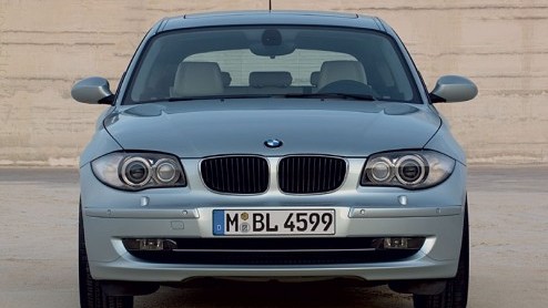 En daar zijn dan de officile fotos van de vernieuwde BMW 1-serie. Ook is nu alle informatie bekend gemaakt over de baby-beamer. Vorige week waren de gelekte fotos al te zien van de driedeurs versie