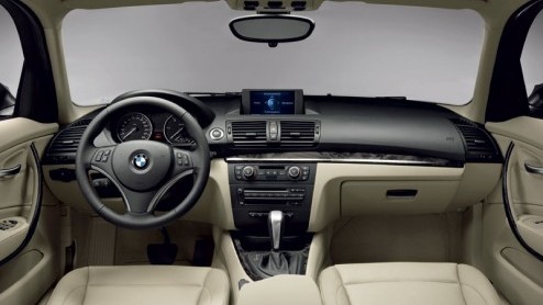 En daar zijn dan de officile fotos van de vernieuwde BMW 1-serie. Ook is nu alle informatie bekend gemaakt over de baby-beamer. Vorige week waren de gelekte fotos al te zien van de driedeurs versie