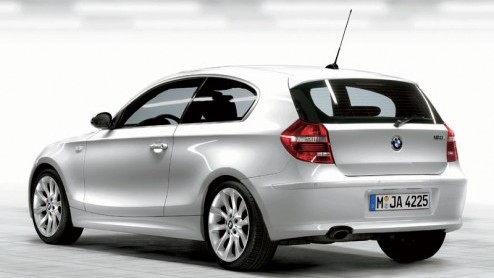 En daar zijn dan de officile fotos van de vernieuwde BMW 1-serie. Ook is nu alle informatie bekend gemaakt over de baby-beamer. Vorige week waren de gelekte fotos al te zien van de driedeurs versie
