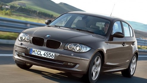 En daar zijn dan de officile fotos van de vernieuwde BMW 1-serie. Ook is nu alle informatie bekend gemaakt over de baby-beamer. Vorige week waren de gelekte fotos al te zien van de driedeurs versie