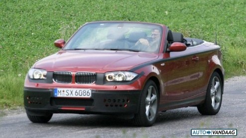 Iedereen weet inmiddels wel dat BMW druk bezig is met het testen van de 1-serie Coup en Cabrio. Van die laatste gaan we steeds meer en meer zien. En ht bewijs dat er ook echt een cabrio van de 1-ser