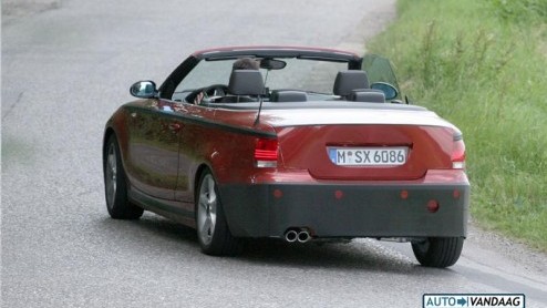 Iedereen weet inmiddels wel dat BMW druk bezig is met het testen van de 1-serie Coup en Cabrio. Van die laatste gaan we steeds meer en meer zien. En ht bewijs dat er ook echt een cabrio van de 1-ser