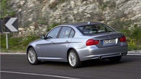 Als antwoord op de volledig nieuwe modellen van de concurrentie gooit BMW er gewoon een facelift tegenaan voor de 3-serie. En dan maar hopen dat ie zich weer kan meten met zijn tegenstrevers. Natuurli