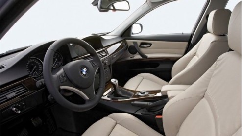 Als antwoord op de volledig nieuwe modellen van de concurrentie gooit BMW er gewoon een facelift tegenaan voor de 3-serie. En dan maar hopen dat ie zich weer kan meten met zijn tegenstrevers. Natuurli