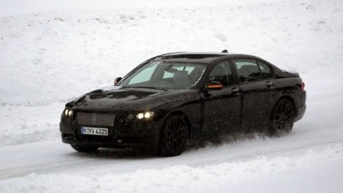 In 2002 kwam BMW met de huidige 7 op de markt. Het model werd niet heel erg goed ontvangen. Het vlaggenschip zou volgens de critici veels te modern vormgegeven zijn. Iets wat niet past bij de grote 7-