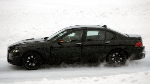 In 2002 kwam BMW met de huidige 7 op de markt. Het model werd niet heel erg goed ontvangen. Het vlaggenschip zou volgens de critici veels te modern vormgegeven zijn. Iets wat niet past bij de grote 7-