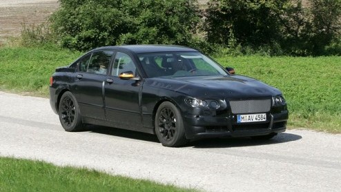 En hier is de nieuwe BMW 7-serie. Althans, het prototype daarvan. Onze cameraman kwam hem tegen op de Nrburgring.