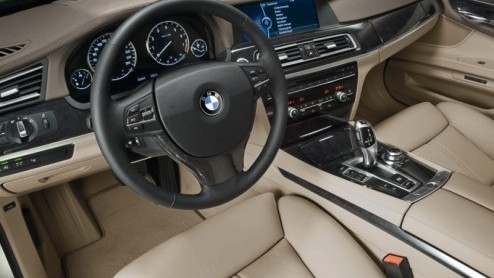 Het nieuwe vlaggenschip van BMW, de 7-serie staat pas eind november bij de dealers, maar de importeur heeft al wel de prijzen paraat. Die begint bij 98.150 euro, voor de 730d. Een prima keuze voor pol