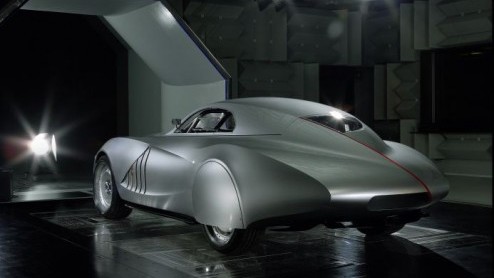 Vorige eeuw had je nog echt historische races. De Mille Miglia was er zo eentje. BMW heeft daar tussen 1927 en 1957 niet onverdienstelijk aan meegedaan en heeft zelfs in 1940 een record neergezet dat 