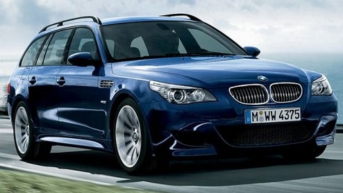 Je record naar-de-groothandel-en-terug kan vanaf heden flink aangescherpt worden. BMW heeft de M5 touring onthuld! Wil je snel kunnen rijden, veel boodschappen mee kunnen nemen of op vakantie kunnen e