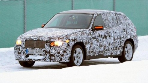 BMW maakt vaart met de X1. Nadat het merk de concept presenteerde werden er al prototypen op de weg gesignaleerd, die tegen het eind van het jaar uitontwikkeld moeten zijn. Vandaag is het weer zover,