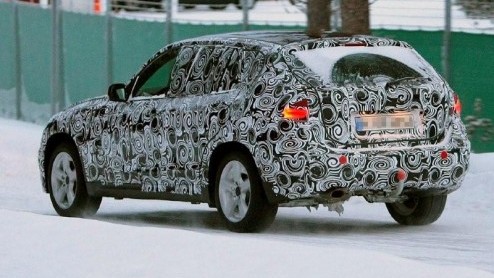 BMW maakt vaart met de X1. Nadat het merk de concept presenteerde werden er al prototypen op de weg gesignaleerd, die tegen het eind van het jaar uitontwikkeld moeten zijn. Vandaag is het weer zover,