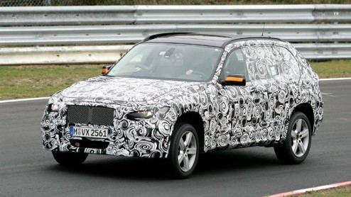 Geen woorden maar daden. De BMW X1 concept is nog maar net voorgesteld, of de Beier wordt al gesignaleerd op de weg. Geen wonder, want volgend jaar moet deze nieuwkomer al de showrooms bereiken. De co