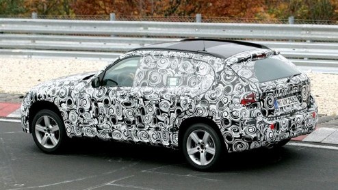 Geen woorden maar daden. De BMW X1 concept is nog maar net voorgesteld, of de Beier wordt al gesignaleerd op de weg. Geen wonder, want volgend jaar moet deze nieuwkomer al de showrooms bereiken. De co