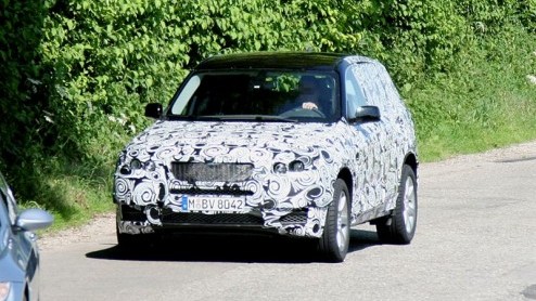 De BMW X3 is nu vier jaar op de markt, en ondanks een recente facelift werkt het merk al weer aan een opvolger. Tijdens testwerk in de buurt van de befaamde Nrburgring werd de nieuwe generatie op de
