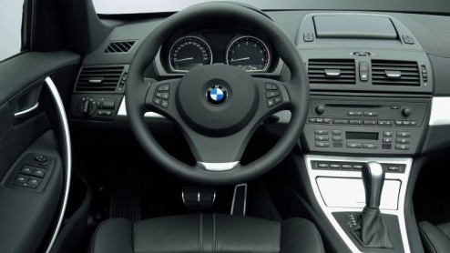BMW vond het tijd voor een nieuwe generatie van de X3. Net op tijd, want de concurrentie in de vorm van de nieuwe Land Rover Freelander staat aan de deur te kloppen.