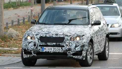 Geen woorden maar daden. De BMW X1 concept is nog maar net voorgesteld, of de Beier wordt al gesignaleerd op de weg. Geen wonder, want volgend jaar moet deze nieuwkomer al de showrooms bereiken. De co