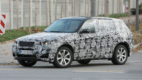 Geen woorden maar daden. De BMW X1 concept is nog maar net voorgesteld, of de Beier wordt al gesignaleerd op de weg. Geen wonder, want volgend jaar moet deze nieuwkomer al de showrooms bereiken. De co
