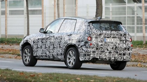 Geen woorden maar daden. De BMW X1 concept is nog maar net voorgesteld, of de Beier wordt al gesignaleerd op de weg. Geen wonder, want volgend jaar moet deze nieuwkomer al de showrooms bereiken. De co