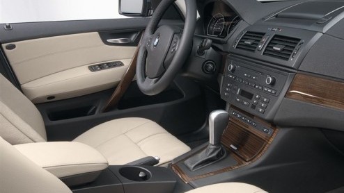 BMW luidt voor de X3 modeljaar 2009 in. Met nieuwe lakkleuren, andere type-aanduidingen, luxe interieurdetails en een Exclusive Edition moet de compacte SUV weer aan de frontlinie staan.