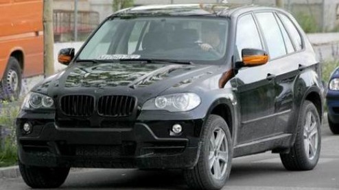 Op internet zijn fotos opgedoken van de nieuwe BMW X5. Op de fotos is duidelijk te zien hoe de nieuwe SUV van BMW eruit gaat zien.