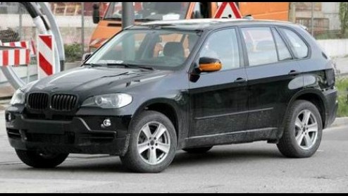 Op internet zijn fotos opgedoken van de nieuwe BMW X5. Op de fotos is duidelijk te zien hoe de nieuwe SUV van BMW eruit gaat zien.