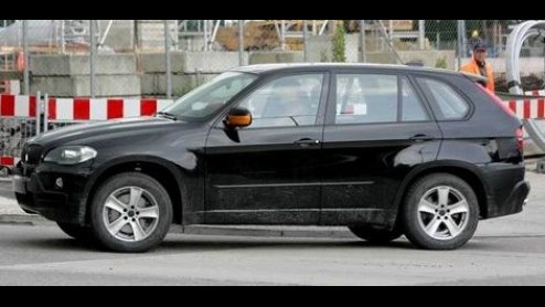 Op internet zijn fotos opgedoken van de nieuwe BMW X5. Op de fotos is duidelijk te zien hoe de nieuwe SUV van BMW eruit gaat zien.