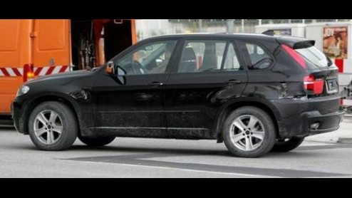 Op internet zijn fotos opgedoken van de nieuwe BMW X5. Op de fotos is duidelijk te zien hoe de nieuwe SUV van BMW eruit gaat zien.