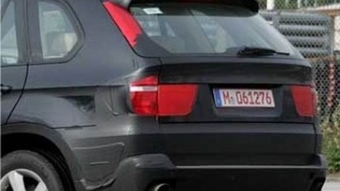 Op internet zijn fotos opgedoken van de nieuwe BMW X5. Op de fotos is duidelijk te zien hoe de nieuwe SUV van BMW eruit gaat zien.