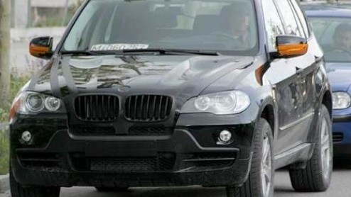 Op internet zijn fotos opgedoken van de nieuwe BMW X5. Op de fotos is duidelijk te zien hoe de nieuwe SUV van BMW eruit gaat zien.