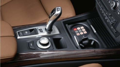 Je kunt het niet zien, maar dit is een heel veilige BMW X5. Zelfs zo veilig dat kogels geen kans krijgen om binnen te dringen. Het is de BMW X5 Security, die af-fabriek klaargestoomd is voor serieuze 