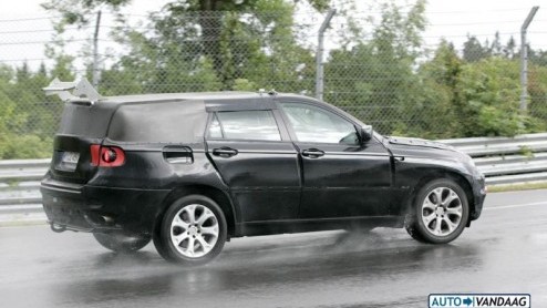 Langzamerhand beginnen we te zien welke kant BMW op wilt met zijn X6. Werd er eerst gezegd dat het een concurrent zou worden voor de Mercedes CLS, nu lijkt het meer een concurrent voor de R-klasse van
