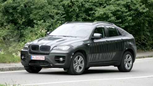 Opnieuw hebben onze fotografen de X6 van BMW weten te spotten. Gelukkig gaat er steeds meer plastic van het ontwerp af, zodat we een beter beeld krijgen van hou de auto er uit gaat zien.