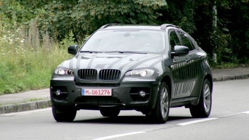 Opnieuw hebben onze fotografen de X6 van BMW weten te spotten. Gelukkig gaat er steeds meer plastic van het ontwerp af, zodat we een beter beeld krijgen van hou de auto er uit gaat zien.