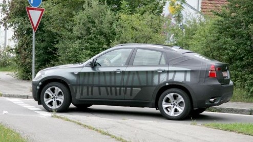 Opnieuw hebben onze fotografen de X6 van BMW weten te spotten. Gelukkig gaat er steeds meer plastic van het ontwerp af, zodat we een beter beeld krijgen van hou de auto er uit gaat zien.