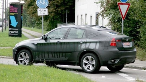 Opnieuw hebben onze fotografen de X6 van BMW weten te spotten. Gelukkig gaat er steeds meer plastic van het ontwerp af, zodat we een beter beeld krijgen van hou de auto er uit gaat zien.