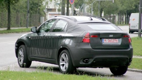 Opnieuw hebben onze fotografen de X6 van BMW weten te spotten. Gelukkig gaat er steeds meer plastic van het ontwerp af, zodat we een beter beeld krijgen van hou de auto er uit gaat zien.