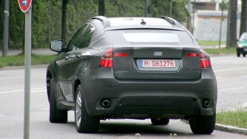 Opnieuw hebben onze fotografen de X6 van BMW weten te spotten. Gelukkig gaat er steeds meer plastic van het ontwerp af, zodat we een beter beeld krijgen van hou de auto er uit gaat zien.