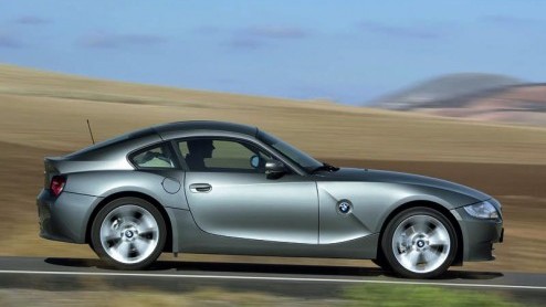 Voor de tweede keer bewandelt BMW de omgekeerde weg: net als voorheen bij de Z3 is ook bij de Z4 uit de roadster een coup ontstaan. Maar dit keer is het wel een mooie auto in plaats van een schoen op