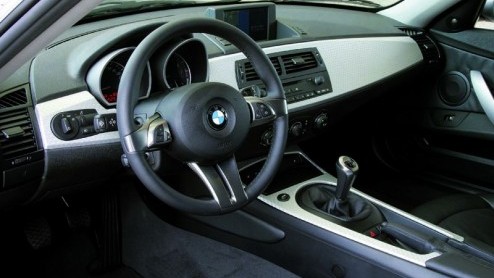 Voor de tweede keer bewandelt BMW de omgekeerde weg: net als voorheen bij de Z3 is ook bij de Z4 uit de roadster een coup ontstaan. Maar dit keer is het wel een mooie auto in plaats van een schoen op