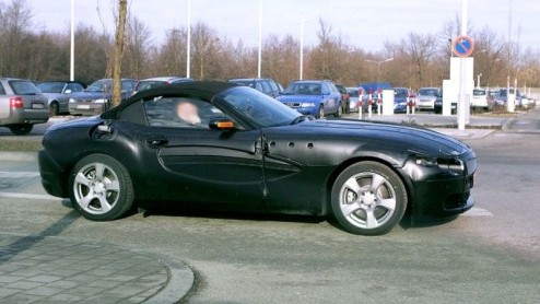 We kregen deze fotos binnen in onze inbox. Het ziet er naar uit dat BMW met een auto bezig is die het de Mercedes SL lastig moet gaan maken.