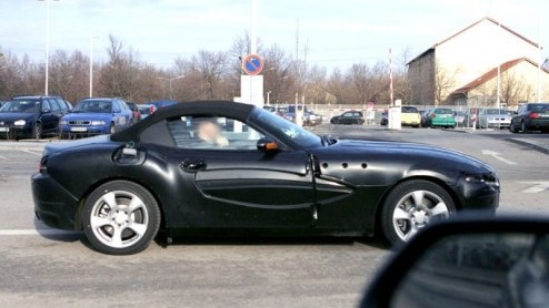 We kregen deze fotos binnen in onze inbox. Het ziet er naar uit dat BMW met een auto bezig is die het de Mercedes SL lastig moet gaan maken.