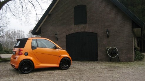 Een liefde voor autos en een zak geld op de bank? Dan wil je gewoon iets bijzonders op de oprit hebben staan. De BRABUS Ultimate 112 s bijzonder. Een smart die flink onder handen is genomen door een