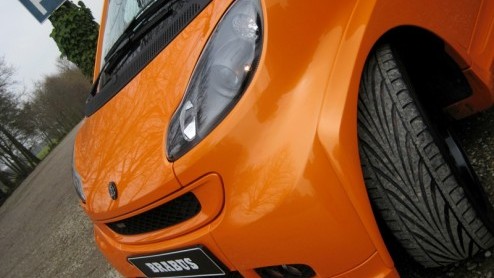 Een liefde voor autos en een zak geld op de bank? Dan wil je gewoon iets bijzonders op de oprit hebben staan. De BRABUS Ultimate 112 s bijzonder. Een smart die flink onder handen is genomen door een