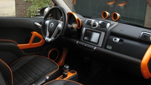 Een liefde voor autos en een zak geld op de bank? Dan wil je gewoon iets bijzonders op de oprit hebben staan. De BRABUS Ultimate 112 s bijzonder. Een smart die flink onder handen is genomen door een