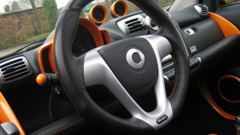 Een liefde voor autos en een zak geld op de bank? Dan wil je gewoon iets bijzonders op de oprit hebben staan. De BRABUS Ultimate 112 s bijzonder. Een smart die flink onder handen is genomen door een