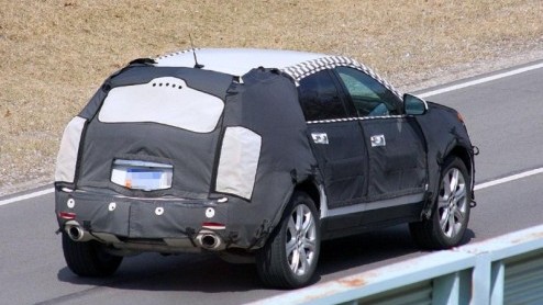 Cadillac timmert weer aan de weg werkt aan een compacte SUV, de BRX. Deze nieuwkomer staat voor 2010 gepland, maar we kunnen de eerste gecamoufleerde beelden laten zien.