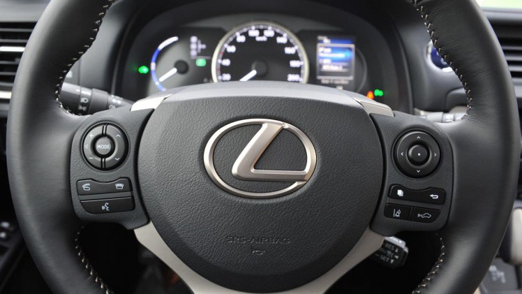 Lexus geeft de CT 200h nog een keer een facelift om het model nog even actueel te houden.
