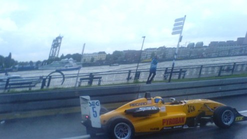 Zondag 20 augustus was de dag dat autoraceminnend Nederland zijn hart op kon halen in Rotterdam bij de Bavaria City Racing. Autovandaag was aanwezig op dit racespektakel en heeft speciaal voor jullie 